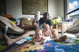 以色列父亲用镜头记录双胞胎儿子欢乐童年图片