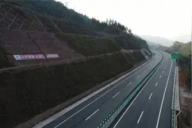 震撼！视频航拍雅康高速雅安至泸定段 12月31日正式试通车图片