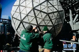 世界最大水晶球更换288片新水晶 静待新年到来图片