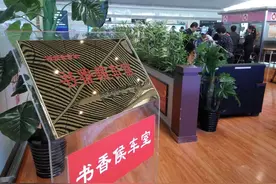 以后在西安北站等车，不仅有免费的书看，还有WiFi图片