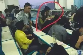 学校窗户突然倒塌，男生拼命护住女生，网友：真爱就在一瞬间图片