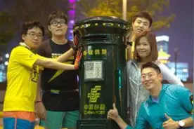 鹿晗合影造网红邮筒 邮政部门也疯狂视频封面