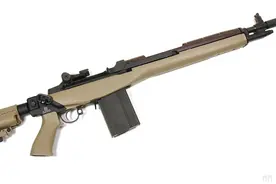 军迷对比美国M14自动步枪和苏联AK系列步枪图片