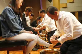 校长“跪地颁奖”  “跪地洗脚”是最美的意外图片