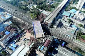 汉江大道常青路跨京广货运线高架桥完成90°转体图片