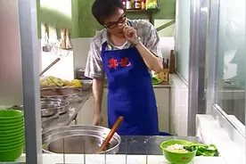 端面时挖鼻孔的手指戳进碗里被嫌弃，罗嘉良却说刚刚用的是左手！视频封面