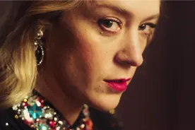 年末派对温暖的窗户里，MIUMIU女孩开展了一场轻声絮语