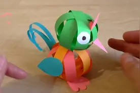 幼儿简单手工，用纸条制作一只彩色小鸟玩具