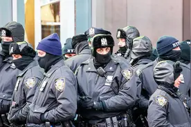 美国纽约时代广场，新年夜百万人冒着严寒狂欢，警察很忙碌视频封面