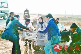 电动三轮车侧翻沟中众人忙施救图片