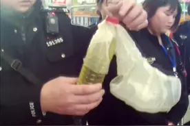 男子带高浓度汽油乘火车,过安检时被查获,被行拘5天图片