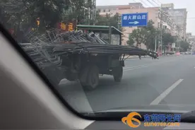 寮步：农用拖拉机闹市中无牌超载还“打横行” 是谁给了司机如此大的勇气？图片