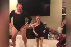 爱意满满！暖心老爸新年陪女儿“尬舞”视频封面