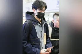 胡一天遭粉丝围堵人气旺 口罩遮面露放电桃花眼图片