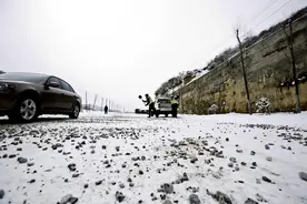 松潘大雪国道213线多处段结冰 请过往司机务必配带防滑链图片
