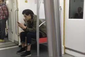 网友三年前曾在地铁偶遇胡一天 高颜值让人想搭讪图片