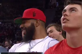 马基夫身穿马库斯球衣现身活塞主场观战图片