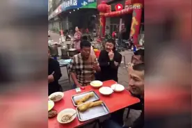 偶遇快手王者狗磊，路边摊跟各大哥吃油条，太有排面了！