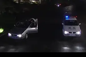 警察车队一路追着豪车 豪车主人下车露面 警察车队立马收队！视频封面