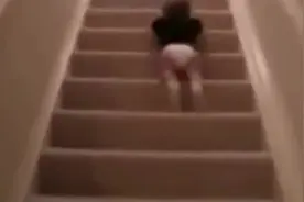 爸爸叫开饭，二楼的宝宝慌了神，这下楼方式全家都笑翻了