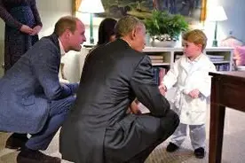 英国2岁乔治王子穿睡袍“接见”奥巴马图片