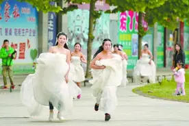 新娘提裙赛跑 “抢走”万余元家具图片