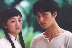 她扮丑演《风筝》，曾为赵宝刚电视剧辞掉铁饭碗，最红时回家生娃图片