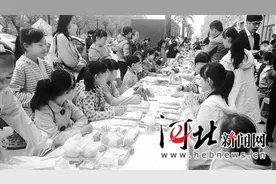 邢台50名小学生摆摊为山里孩子募集爱心款图片