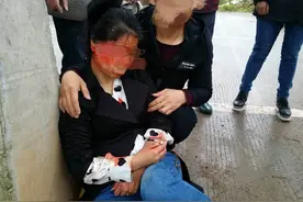 常山一女子骑车摔得头破血流 警察路人合力救助图片