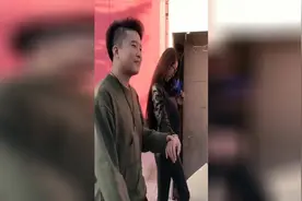 美女路上遭表白后，竟拿着花撞墙？