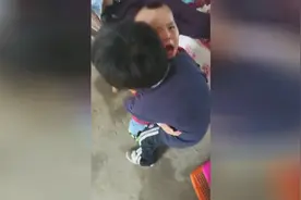 弟弟犯错怕挨打每次都往哥哥怀里跑，哥哥一直保护弟弟，好有爱视频封面