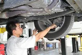 男子驾凯迪拉克出事 花19万去4S店维修被忽悠图片