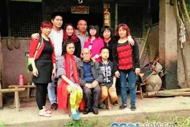 失散18年 内江女子带着“疯妈妈”找到生父图片