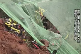 共享单车被弃废墟遭建筑垃圾掩埋，街道办：工人图省事随意弃车视频封面