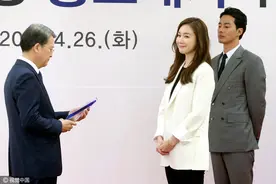 赵寅成任国税厅宣传大使露傲娇小表情 崔智友露灿笑优雅依旧图片