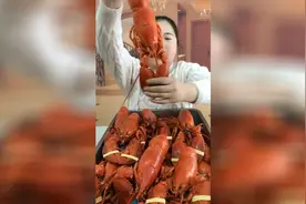 300斤大妈吃 4999大龙虾！真是有钱人才能吃得起的！没钱真买不起视频封面