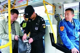 今起乘公交咱也有“保镖”图片