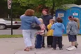 国外整蛊达人原创你的快递到了，真是让收件者哭笑不得！视频封面