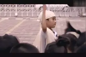老师要求明天穿校服，小强听错穿了孝服来学校视频封面