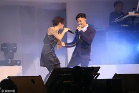 联手Soler台北开唱大狂欢 林晓培“投怀送抱”关楚耀图片