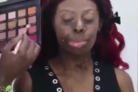 毁容女性通过化妆改变自己，妆前妆后天壤之别