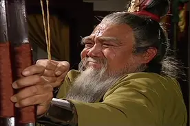 不愧是五虎上将黄忠，年过七旬耍刀虎虎生威，直接拉断双弓视频封面