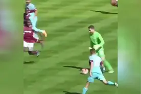 门将在本方球员掩护下突入对方禁区！这种配合才是让对方措手不及