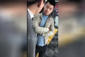 亿万富豪穿工服买车遭狗眼看人低，最后霸气提悍马打脸势利眼 下视频封面