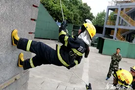巾帼不让须眉！四川消防年度集训来了1位女消防员图片
