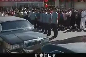 赵本山买了部加长林肯巨嘚瑟，机场玩出了大笑话