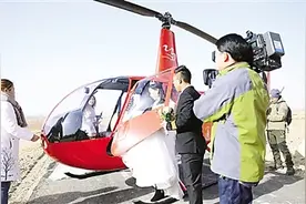 酒泉敦煌一对新人体验“空中婚礼”图片