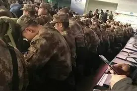 “把座位让给老百姓！”这张照片感动了无数人图片