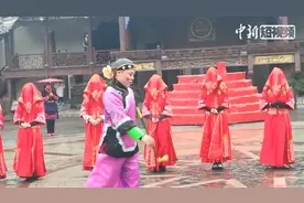 贵州古镇男子扮“媒婆”表演婚俗 引众多游人驻足观看图片