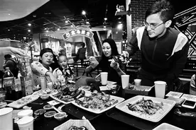 新零售下的大超市和小商店图片